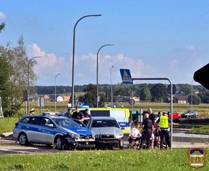 Na zdjęciu radiowozy uczestniczące w pościgu oraz samochód osobowy. Obok pojazdów policjanci