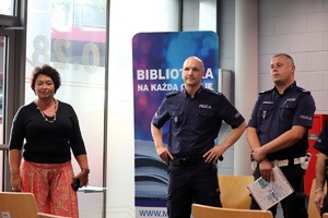 Na zdjęciu prelegenci oraz uczestnicy debaty społecznej poświęconej bezpieczeństwu podczas jazdy hulajnogą elektryczną i rowerem