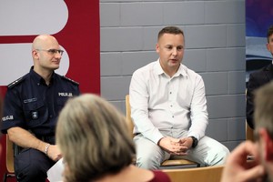 Na zdjęciu prelegenci oraz uczestnicy debaty społecznej poświęconej bezpieczeństwu podczas jazdy hulajnogą elektryczną i rowerem