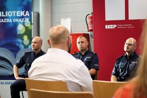 Na zdjęciu prelegenci oraz uczestnicy debaty społecznej poświęconej bezpieczeństwu podczas jazdy hulajnogą elektryczną i rowerem