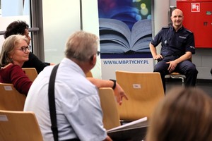 Na zdjęciu prelegenci oraz uczestnicy debaty społecznej poświęconej bezpieczeństwu podczas jazdy hulajnogą elektryczną i rowerem