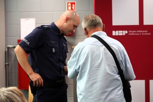 Na zdjęciu prelegenci oraz uczestnicy debaty społecznej poświęconej bezpieczeństwu podczas jazdy hulajnogą elektryczną i rowerem
