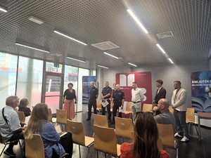 Na zdjęciu prelegenci oraz uczestnicy debaty społecznej poświęconej bezpieczeństwu podczas jazdy hulajnogą elektryczną i rowerem