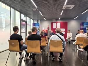 Na zdjęciu prelegenci oraz uczestnicy debaty społecznej poświęconej bezpieczeństwu podczas jazdy hulajnogą elektryczną i rowerem