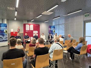 Na zdjęciu prelegenci oraz uczestnicy debaty społecznej poświęconej bezpieczeństwu podczas jazdy hulajnogą elektryczną i rowerem