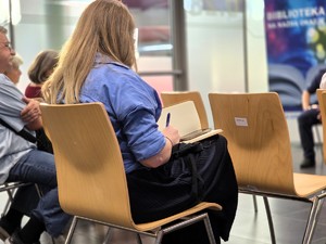 Na zdjęciu prelegenci oraz uczestnicy debaty społecznej poświęconej bezpieczeństwu podczas jazdy hulajnogą elektryczną i rowerem