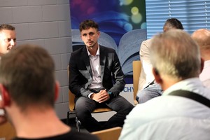 Na zdjęciu prelegenci oraz uczestnicy debaty społecznej poświęconej bezpieczeństwu podczas jazdy hulajnogą elektryczną i rowerem