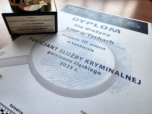 Na zdjęciu puchar i dyplom