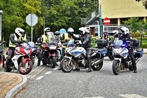 Na zdjęciu policjanci oraz motocykliści