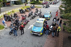 Na zdjęciu policjanci, radiowozy oraz motocykliści