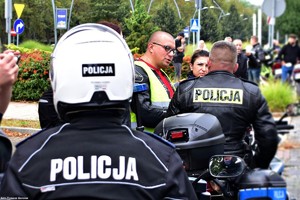 Na zdjęciu policjanci oraz motocykliści