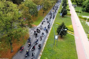 Na zdjęciu motocykliści jadący drogą