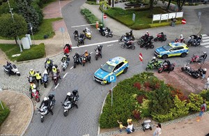 Na zdjęciu radiowozy oraz motocykliści