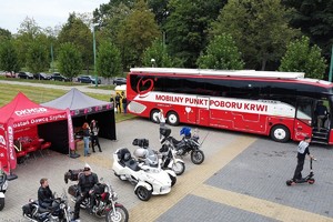 Na zdjęciu autobus krwiodawstwa oraz motocykliści oraz dwa stoiska tematyczne.