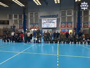 Na zdjęciu widać przebieg 2. Międzypowiatowej Olimpiady Bezpieczeństwa, w tym rywalizację uczestników oraz towarzyszący piknik.