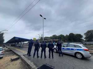 kolorowe zdjęcie przedstawiające policjantów oraz funkcjonariuszy Służby Ochrony kolei stojących obok oznakowanego radiowozu Policji na dworcu PKP w Tychach