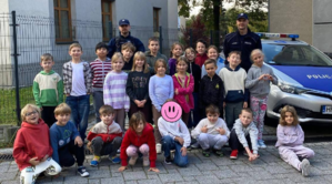 kolorowe zdjęcie umundurowanych policjantów wraz z dziećmi