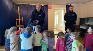 kolorowe zdjęcie umundurowanych policjantów wraz z dziećmi