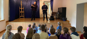 kolorowe zdjęcie umundurowanych policjantów wraz z dziećmi