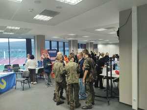 Kolorowe zdjęcie osób zainteresowanych targami pracy.