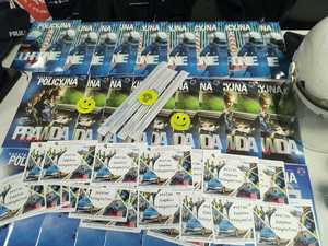 Kolorowe zdjęcie stanowiska promującego formację Policji.