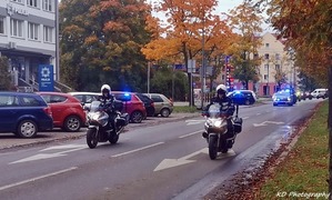 kolorowe zdjęcie policjantów na motocyklach podczas eskorty na ulicach miasta