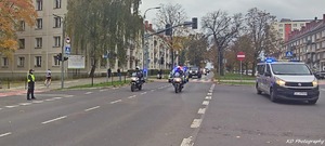 kolorowe zdjęcie policjantów na motocyklach podczas eskorty na ulicach miasta