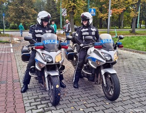 kolorowe zdjęcie policjantów na oznakowanych motocyklach