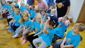 kolorowe zdjęcie grupy dzieci