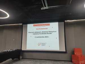 kolorowe zdjęcie telebimu na którym wyświetlana jest treść z informacją o odznaczeniu honorowych dawców krwi