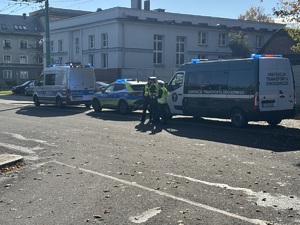 Kolorowe zdjęcie oznakowanych radiowozów Policji oraz ITD stojących na miejscu postoju TAXI