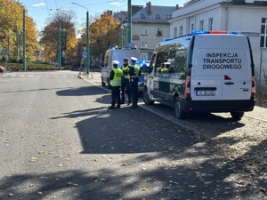 Kolorowe zdjęcie oznakowanych radiowozów Policji oraz ITD stojących na miejscu postoju TAXI