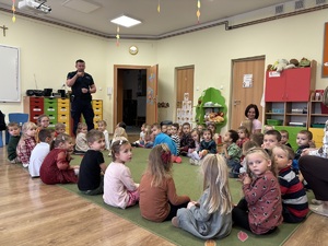 kolorowe zdjęcie umundurowanego policjanta wraz z dziećmi