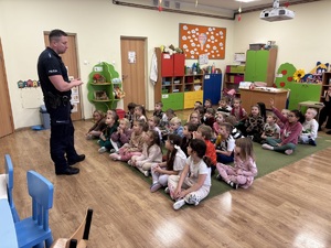 kolorowe zdjęcie umundurowanego policjanta wraz z dziećmi