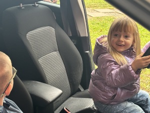 kolorowe zdjęcie dziewczynki w radiowozie