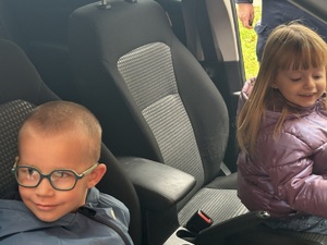 kolorowe zdjęcie dzieci w radiowozie