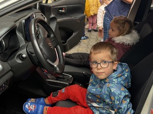 kolorowe zdjęcie dzieci w radiowozie