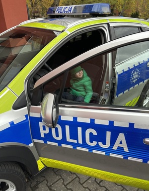 kolorowe zdjęcie dzieci w radiowozie