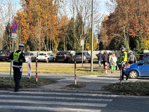 kolorowe zdjęcie policjantów ruchu drogowego kierujących ruchem w rejonie przejścia dla pieszych.