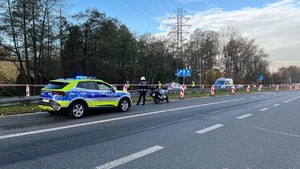 Kolorowe zdjęcie policjantów ruchu drogowego badających trzeźwość kierowców.