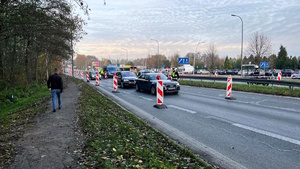 Kolorowe zdjęcie policjantów ruchu drogowego badających trzeźwość kierowców.