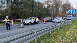 Kolorowe zdjęcie policjantów ruchu drogowego badających trzeźwość kierowców.