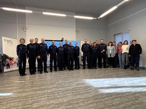 Kolorowe zdjęcie komendantów tyskiej Policji wraz z naczelnikami i pracownikami cywilnymi