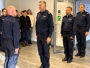 Kolorowe zdjęcie naczelnika Wydziału Prewencji składającego meldunek Komendantowi tyskiej Policji