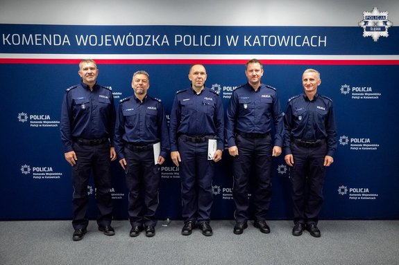 kolorowe zdjęcie komendantów oraz policjantów szczebla kierowniczego Komendy Wojewódzkiej Policji w Katowicach.