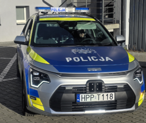 Kolorowe zdjęcie oznakowanego radiowozu Policji