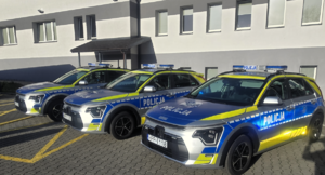 Kolorowe zdjęcie trzech oznakowanych radiowozów Policji.