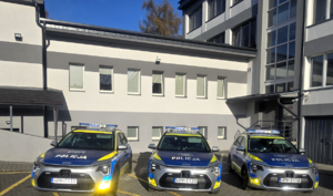 Kolorowe zdjęcie trzech oznakowanych radiowozów Policji.