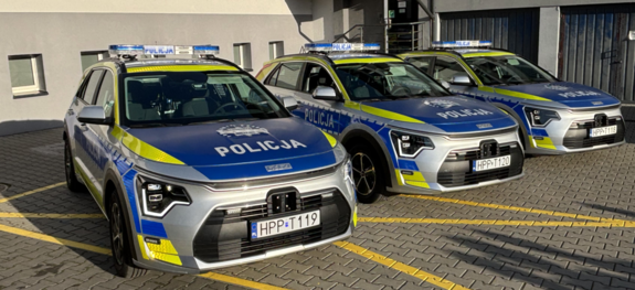 Kolorowe zdjęcie trzech oznakowanych radiowozów Policji.