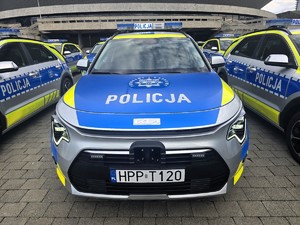 Kolorowe zdjęcie oznakowanego radiowozu Policji.